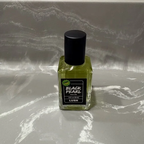 Lush black pearl perfume - Picture 2 of 4